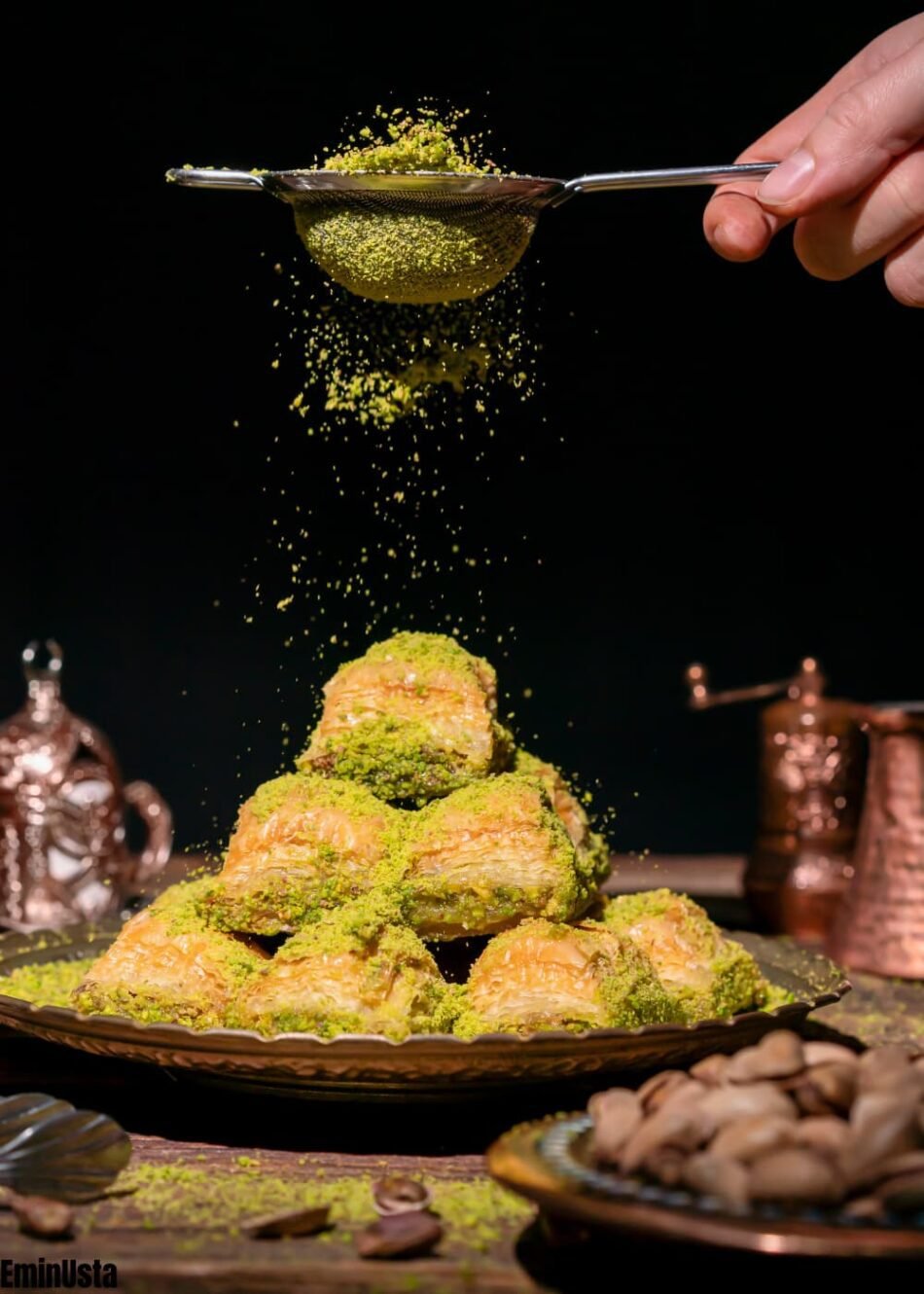 Von knuspriger Pistazien-Baklava bis zu traditionellen Desserts – ein süßer Genuss aus der Türkei.